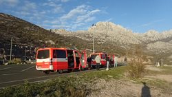 Tým Hasičského záchranného sboru Moravskoslezského kraje trénuje v Černé Hoře rychlé čerpání vody a stavbu hrází